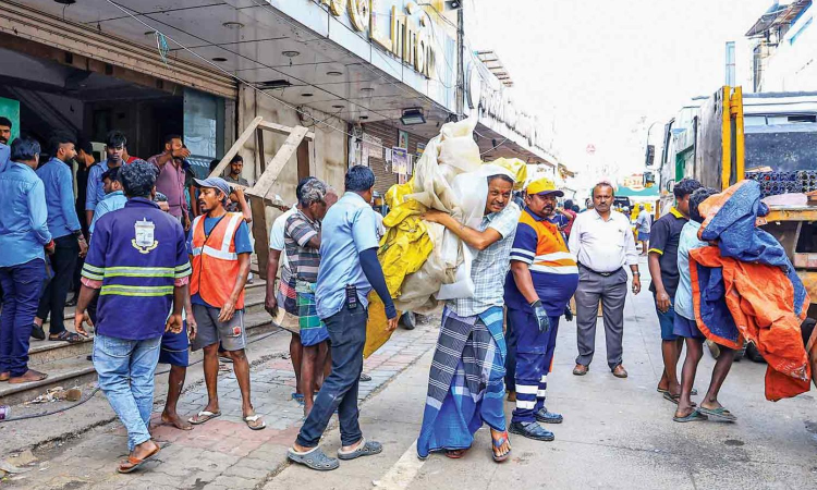 GCC removes 40 street vendors from Ranganathan Street GCC removes 40 street vendors from Ranganathan Street