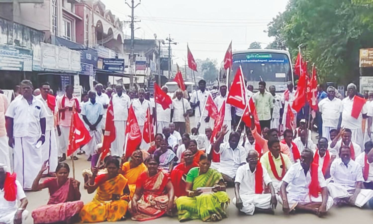 Farmers stage protest in Tiruvarur, seek crop damage compensation of Rs 35,000 per acre