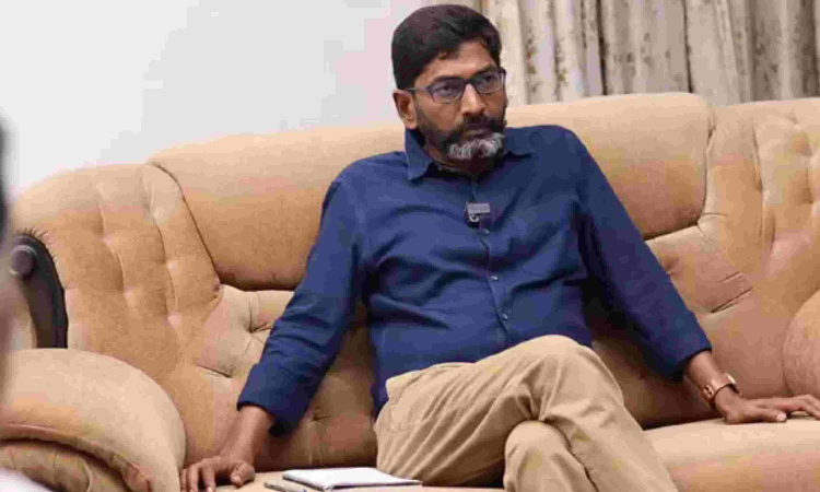 Chennai: Standoff as police try to arrest YouTuber Savukku Shankar Chennai: Standoff as police try to arrest YouTuber Savukku Shankar