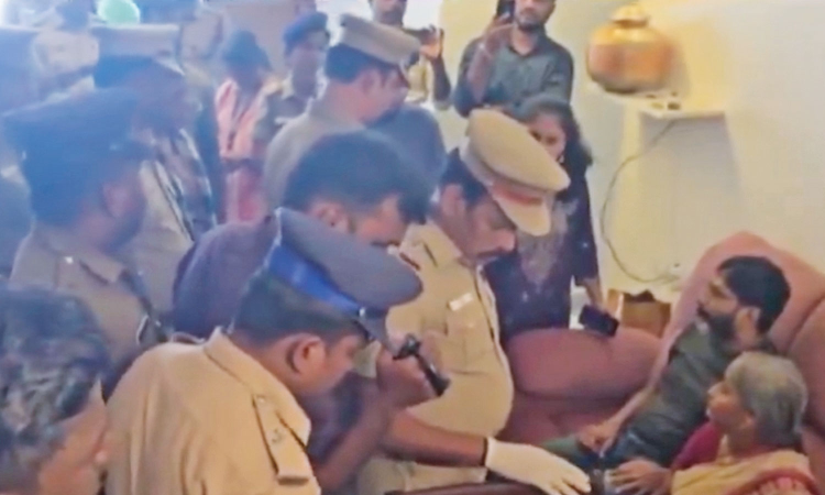 Chennai: Youtuber Savukku Shankar arrested after a 5-hr standoff outside his house Chennai: Youtuber Savukku Shankar arrested after a 5-hr standoff outside his house