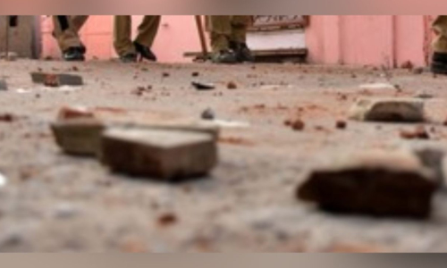 Tamil Nadu: Woman hurt as miscreants pelt stone on private firms bus Tamil Nadu: Woman hurt as miscreants pelt stone on private firms bus