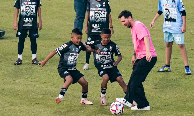Football fans in frenzy as Messi winds up G.O.A.T. India Tour with Delhi leg Football fans in frenzy as Messi winds up G.O.A.T. India Tour with Delhi leg
