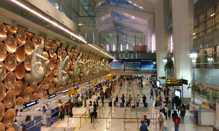 Low visibility disrupts flight operations at Delhi airport, 126 flights cancelled Low visibility disrupts flight operations at Delhi airport, 126 flights cancelled