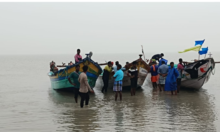 Tamil Nadu: 4 fishermen rescued as boat capsizes mid-sea Tamil Nadu: 4 fishermen rescued as boat capsizes mid-sea