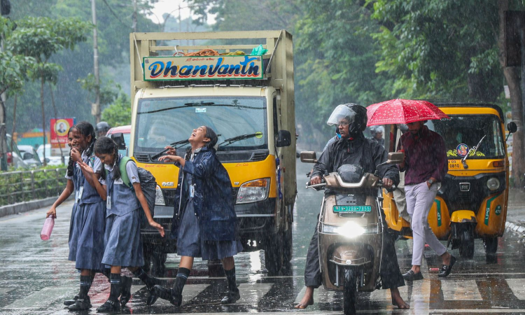 Mild showers flood Chennai, suburbs Mild showers flood Chennai, suburbs