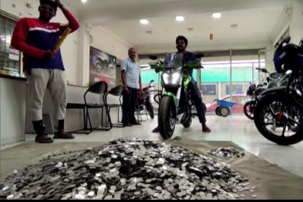 Tamil Nadu man buys 2.60 lakhs bike with Re 1 coins Tamil Nadu man buys 2.60 lakhs bike with Re 1 coins