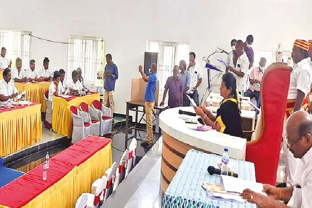 DMK, AIADMK members spar over bus stand site