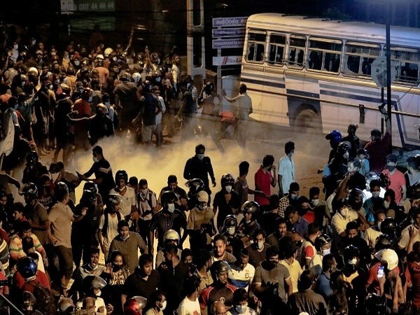 Univ students federation protest march reaches Galle Face demanding govt to resign