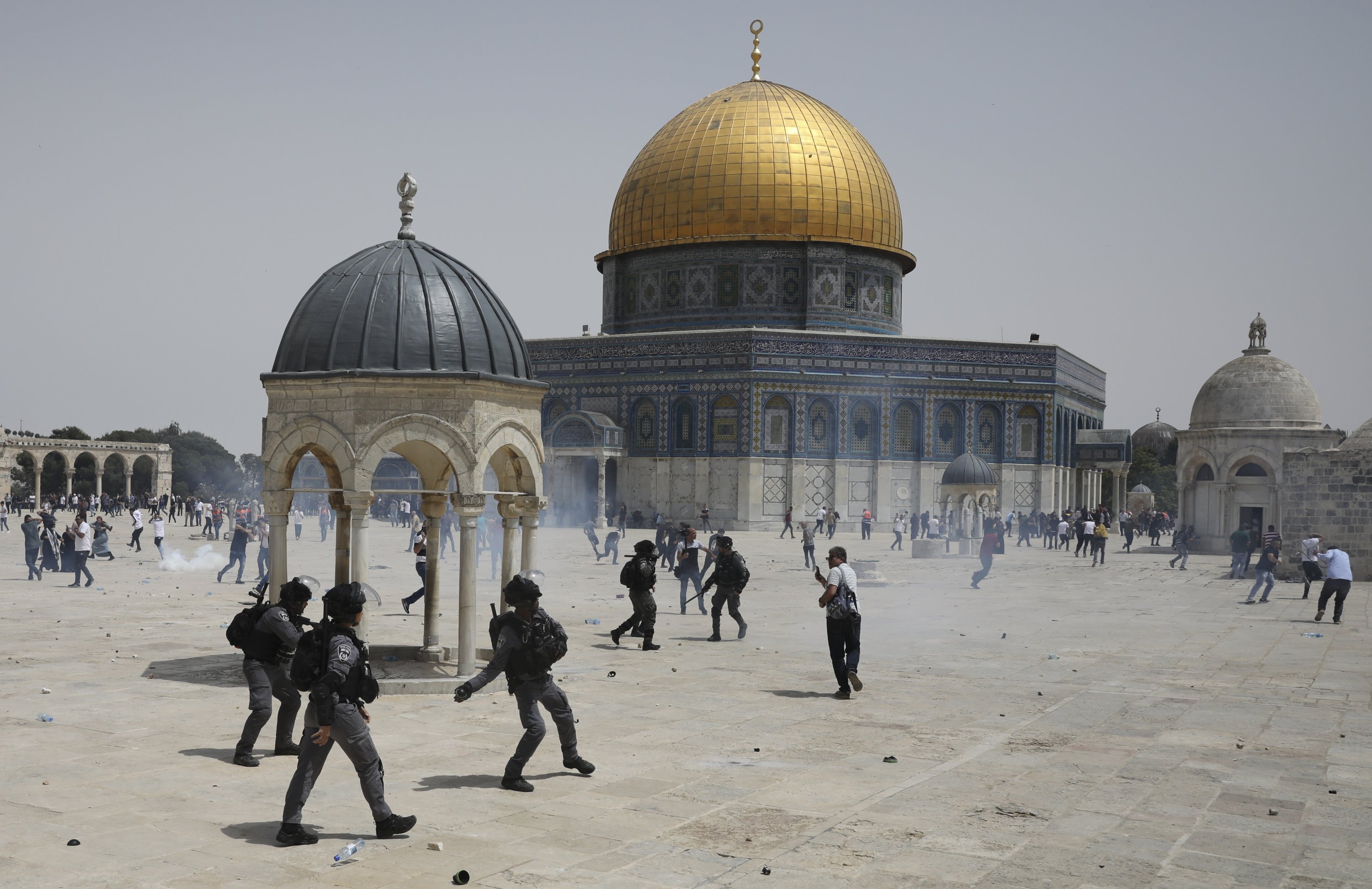 Palestinians clash with Israeli police at Jerusalem holy site, scores injured