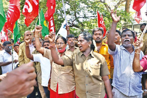 Give ride-hailing app, fix min fare to Rs 25, auto drivers tell govt Give ride-hailing app, fix min fare to Rs 25, auto drivers tell govt