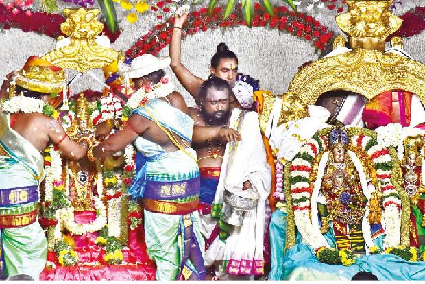 Thousands witness Meenakshi Tirukkalyanam Thousands witness Meenakshi Tirukkalyanam