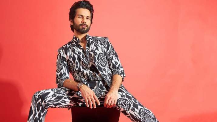 Lets pop-up into summer vibes, have a look at Shahid Kapoors desi charm