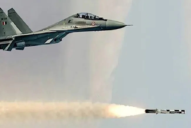 Direct Hit: Indian Air Force successfully test fires BrahMos Missile from Su30-Mkl Jet