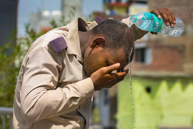 Heatwave condition singes Bengal; temperature crosses 44 degrees C