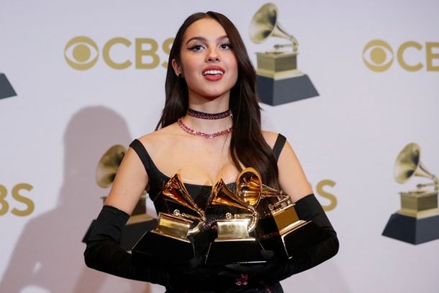 Olivia Rodrigo accidentally breaks her Grammy Award minutes after winning Olivia Rodrigo accidentally breaks her Grammy Award minutes after winning