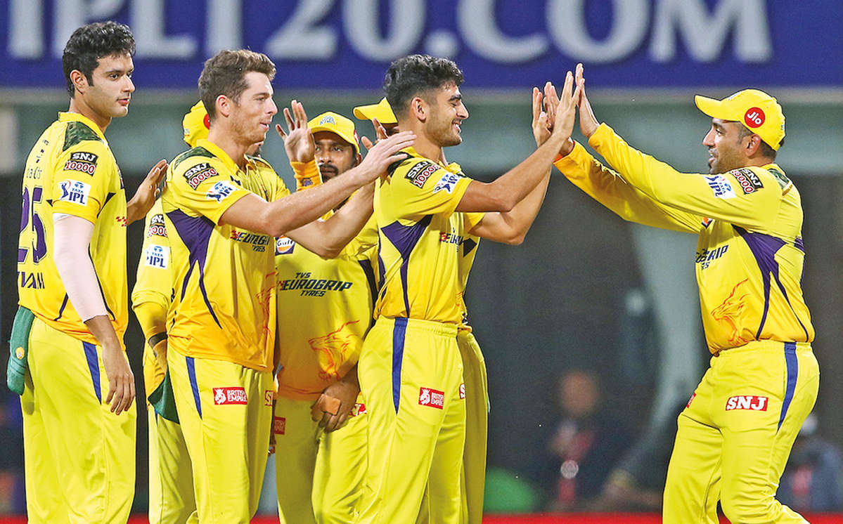 UnFOURgettable: Dhoni hits last ball four to help CSK beat MI in a thriller UnFOURgettable: Dhoni hits last ball four to help CSK beat MI in a thriller