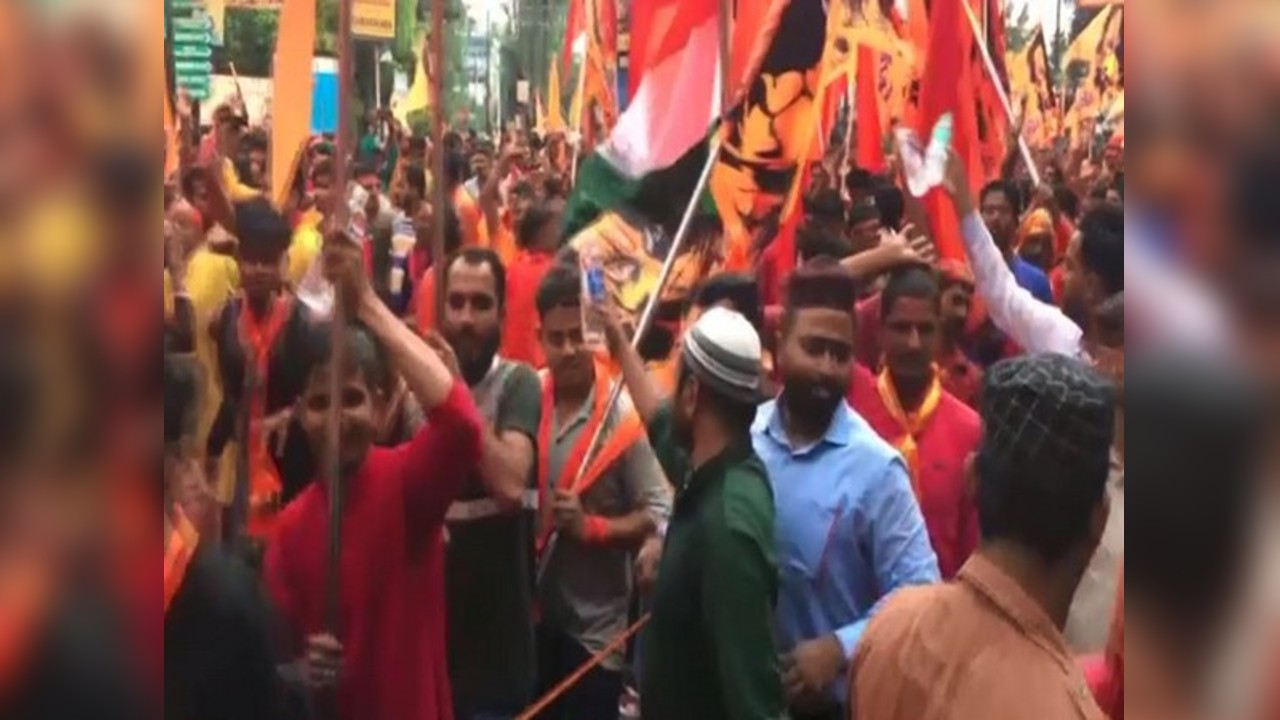 Showcasing communal harmony, Muslim youths offer water bottles in Ram Navami procession in Siliguri Showcasing communal harmony, Muslim youths offer water bottles in Ram Navami procession in Siliguri