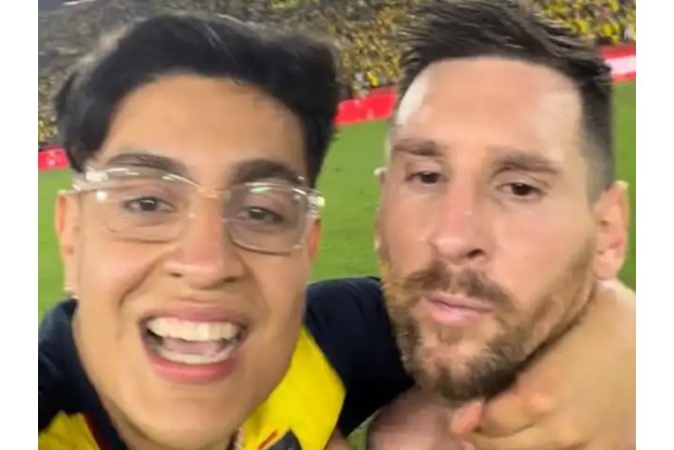 Fan run towards Messi, grabs him during match to click picture Fan run towards Messi, grabs him during match to click picture