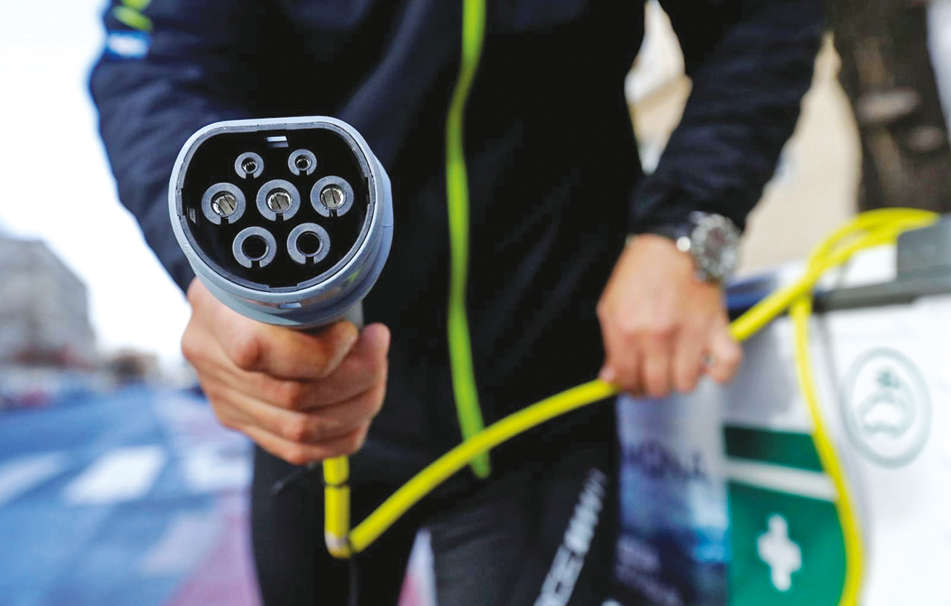 Fire hazard: Govt says didn’t ask EV makers to stop production Fire hazard: Govt says didn’t ask EV makers to stop production