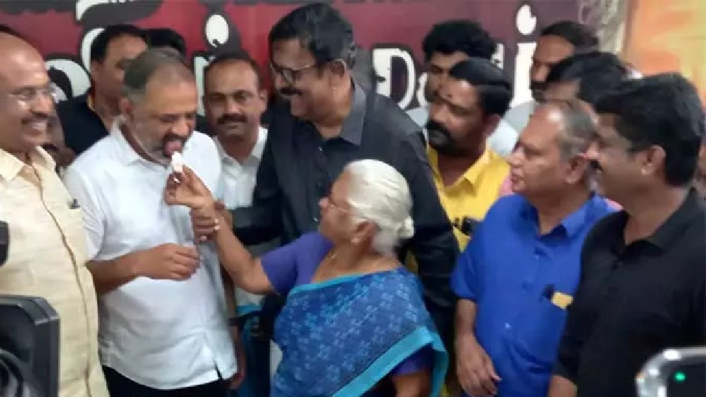 Perarivalan celebrates his release by cutting cake at Coimbatore