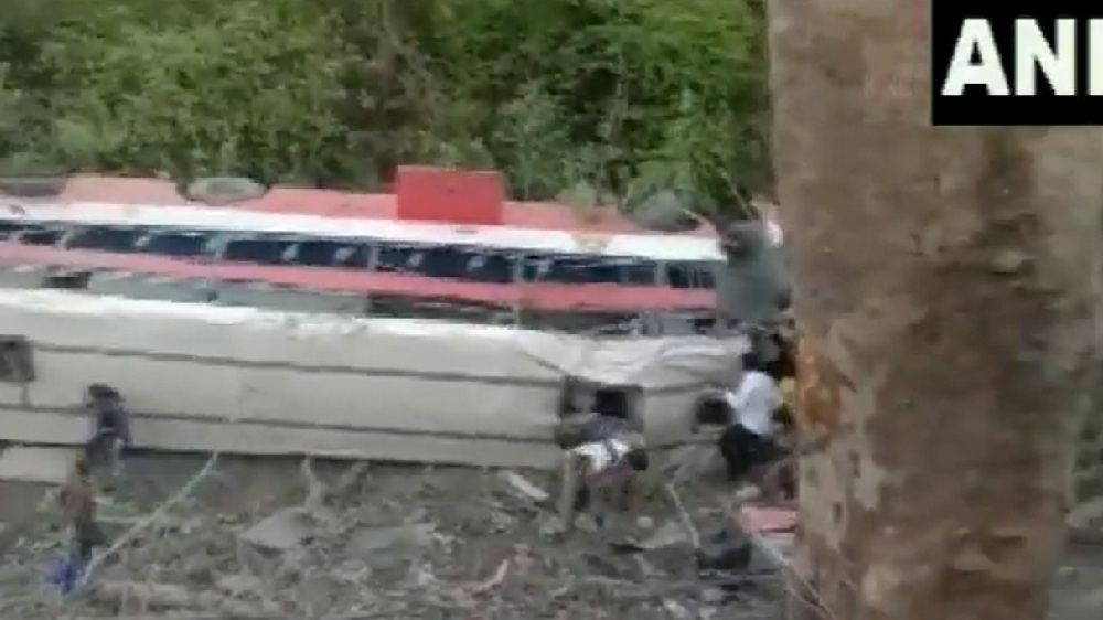 Maha: 15 injured as bus falls into gorge in Palghar