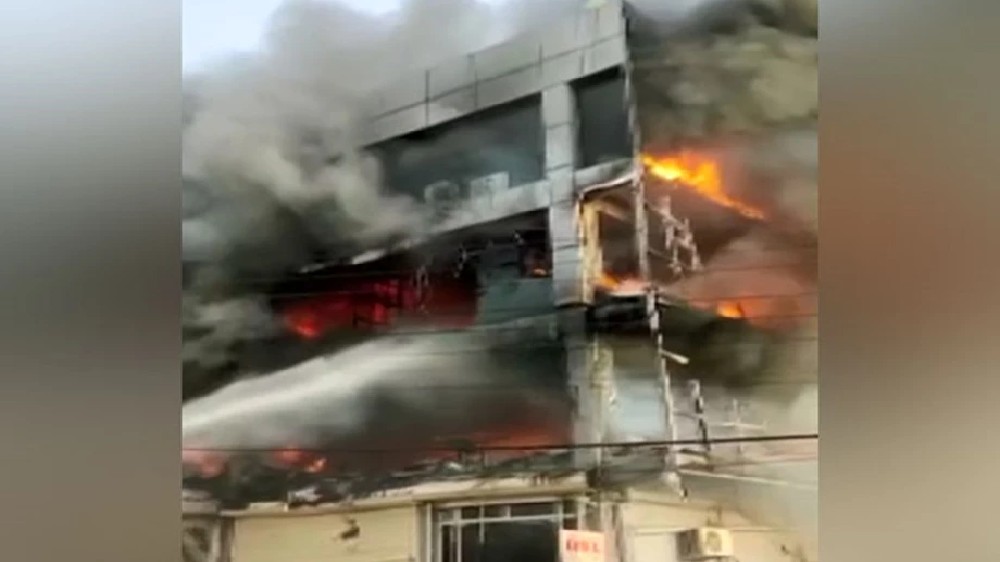 Massive fire breaks out in building near Delhis Mundka metro, one dead