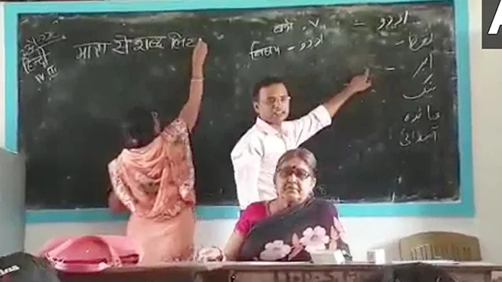 No enough classrooms! Bihar students learn Hindi & Urdu on same blackboard No enough classrooms! Bihar students learn Hindi & Urdu on same blackboard
