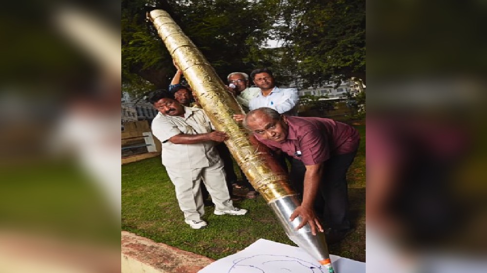 World largest ball point pen weighs over 37 kg