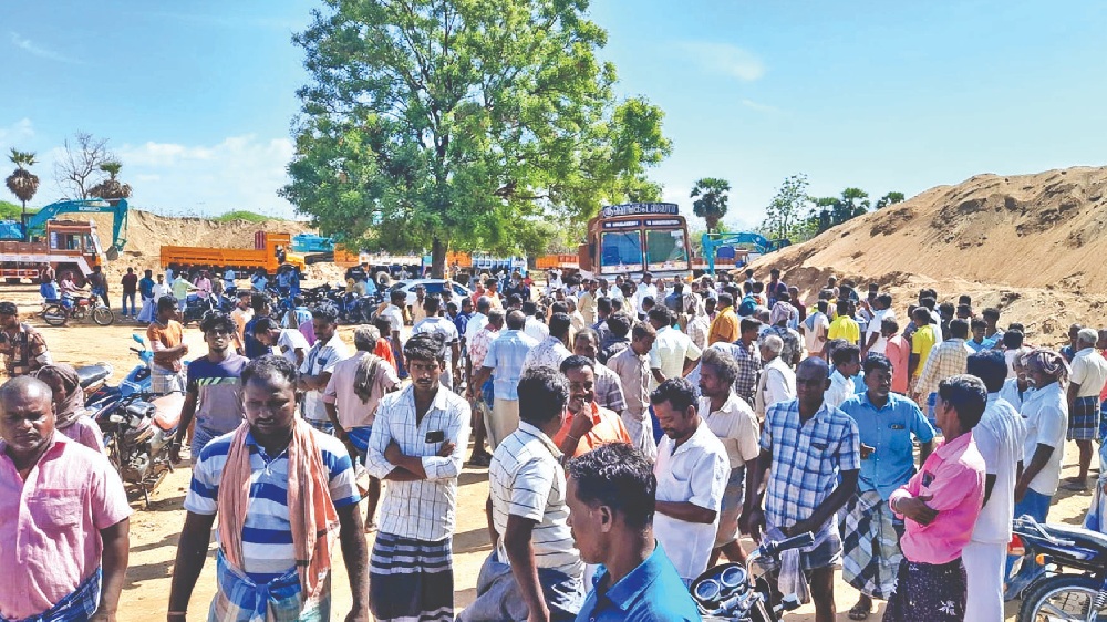 Thanjai residents besiege sand quarry for illegal transportation