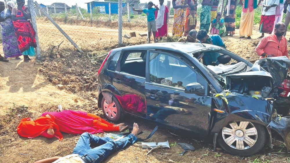 Car hits tree: 4 of Chennai family killed Car hits tree: 4 of Chennai family killed