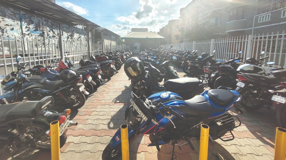 Commuters fret over parking space at Metro stations