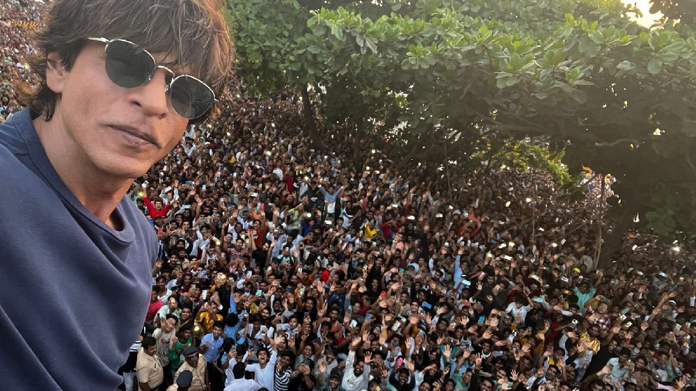 Shah Rukh Khan strikes his iconic pose for fans from ‘Mannat’ on Eid