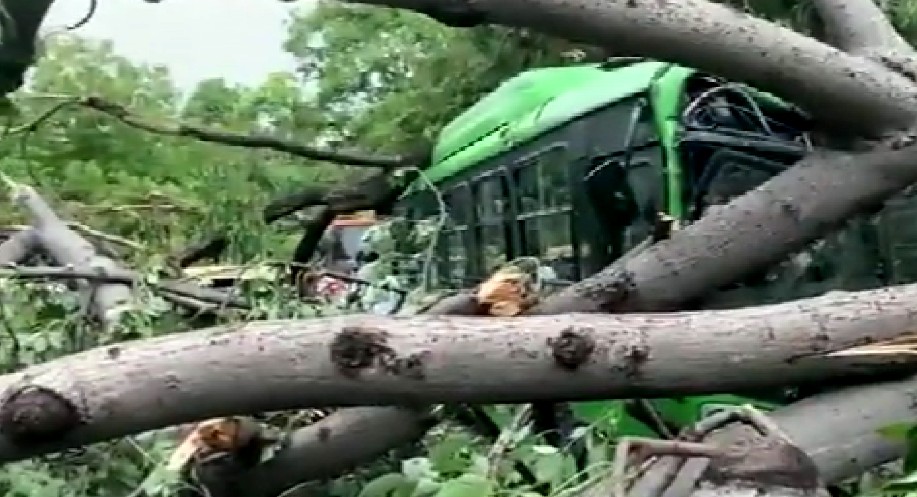 Heavy rains lash Delhi, bring on cool