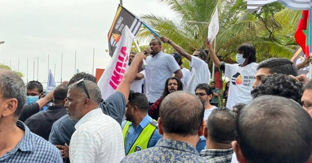 Maldivian youth protests against India Out campaign in front of Yameens residence