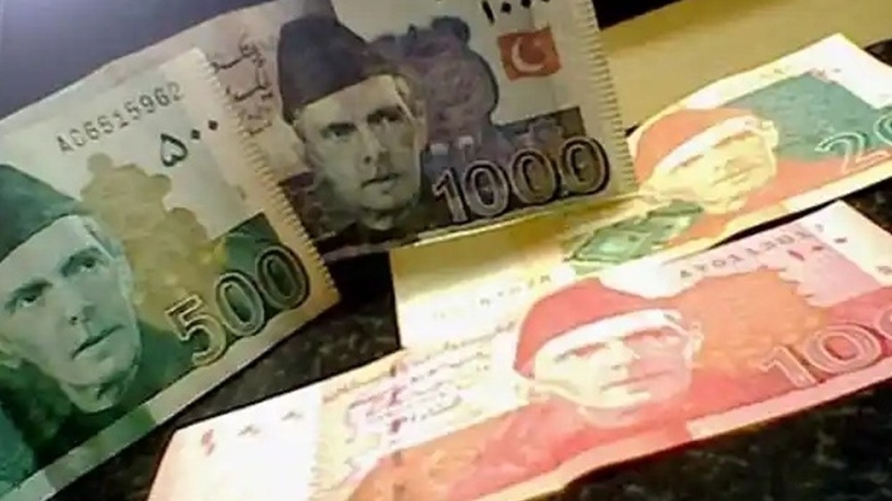 Pakistani rupee falls to yet another historic low against US dollar