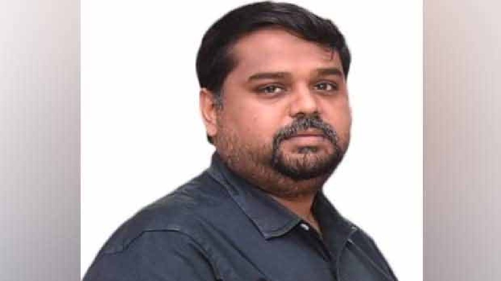 DMK MP Senthilkumar gives Rs 1 lakh as financial help to Khargone rape victim