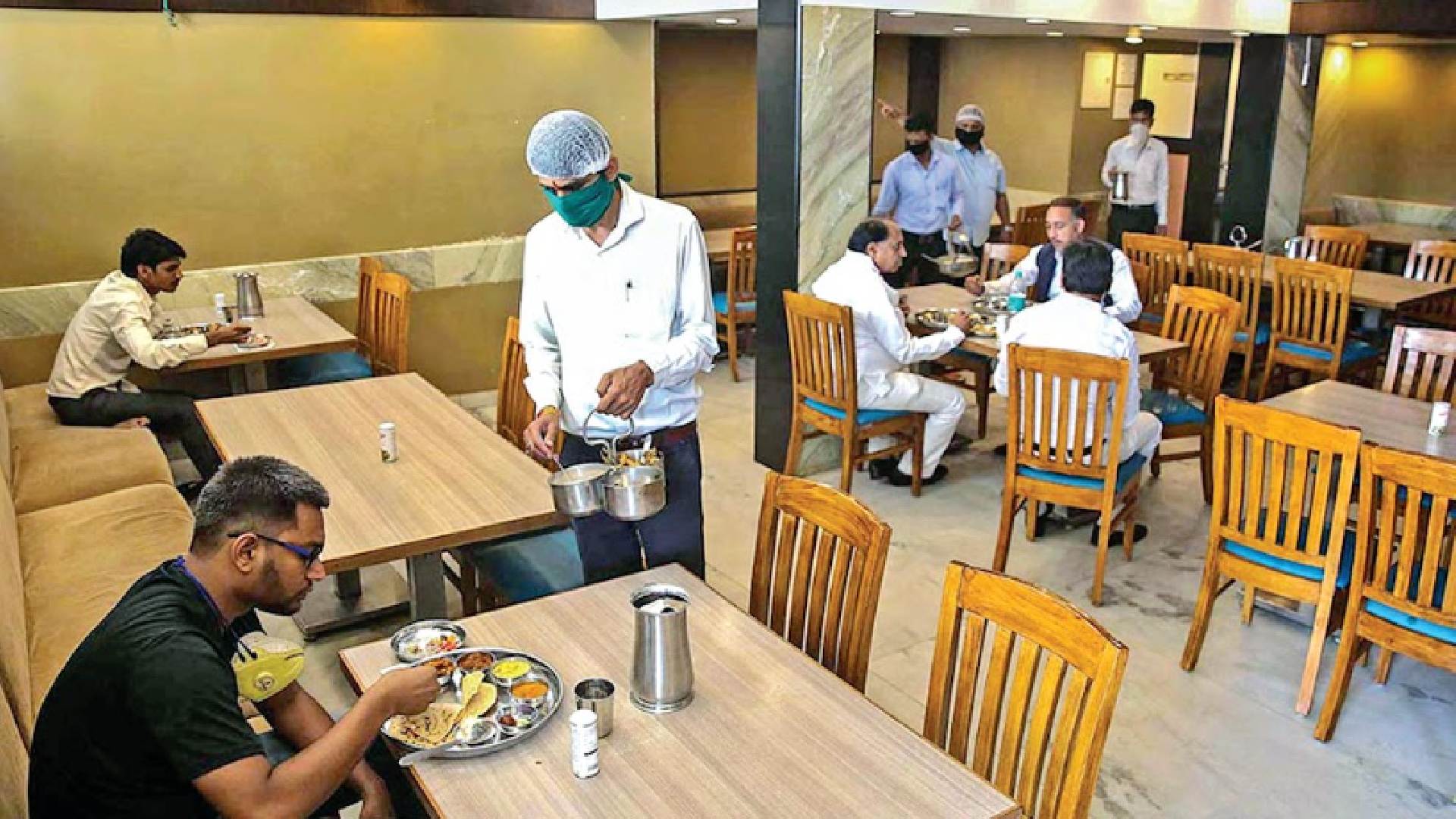 Assn says nothing illegal about restaurants levying service charge