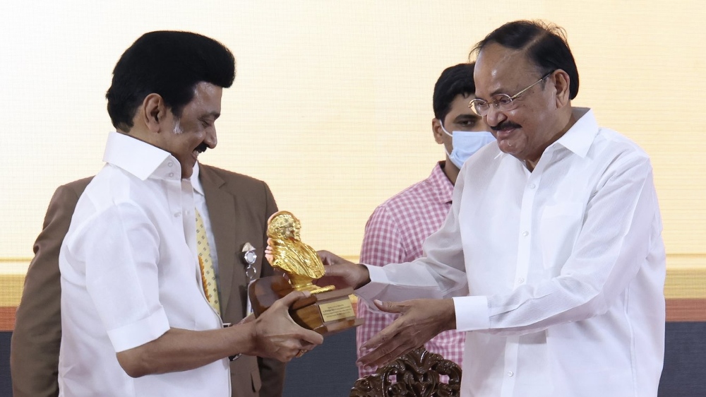 Naidu asks Centre, states to forget political differences