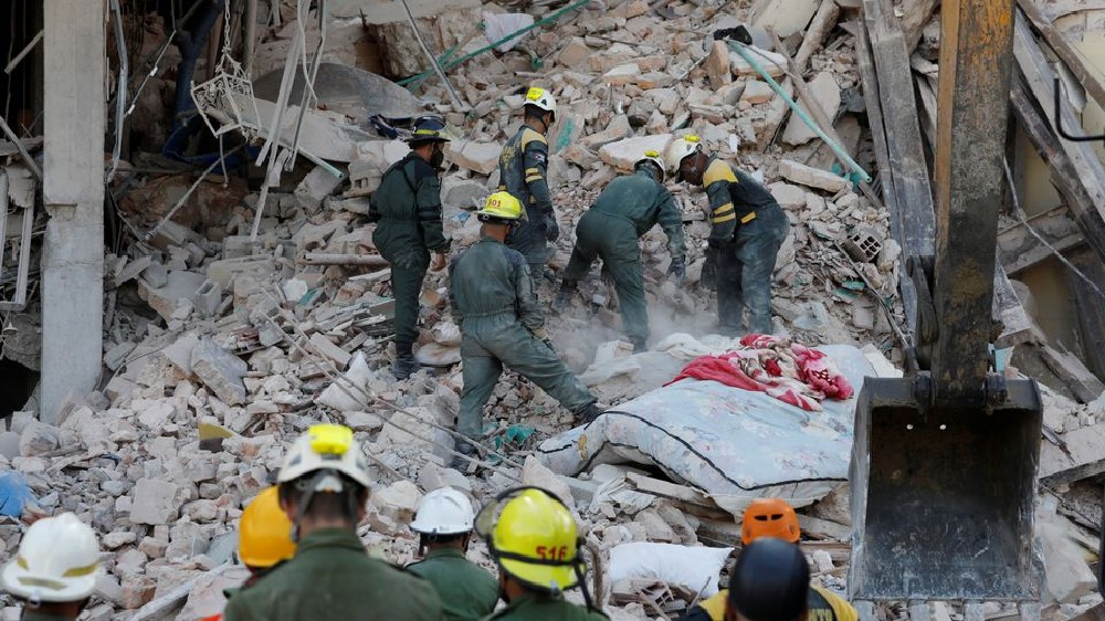 Havana hotel toll rises to 30; dogs search for survivors