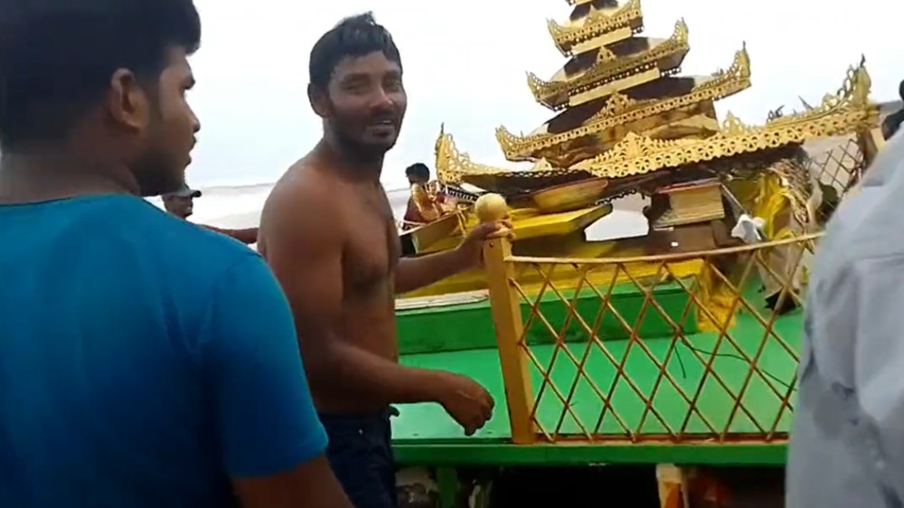 Mysterious gold-coloured chariot washes ashore in Andhras Srikakulam