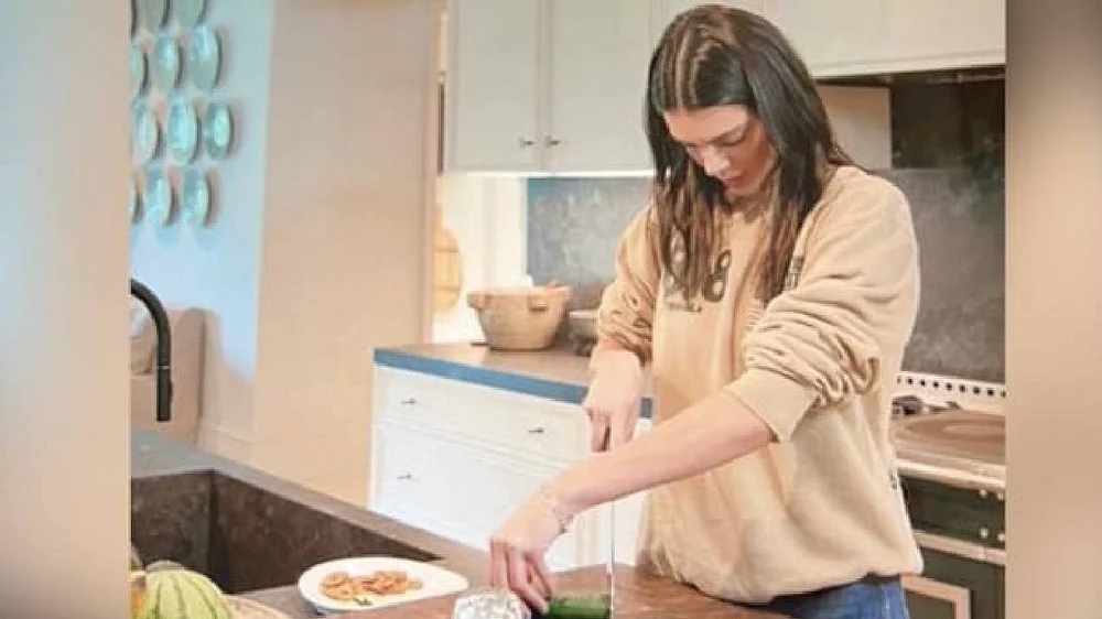 Kendalls weird cucumber cutting technique has netizens in splits
