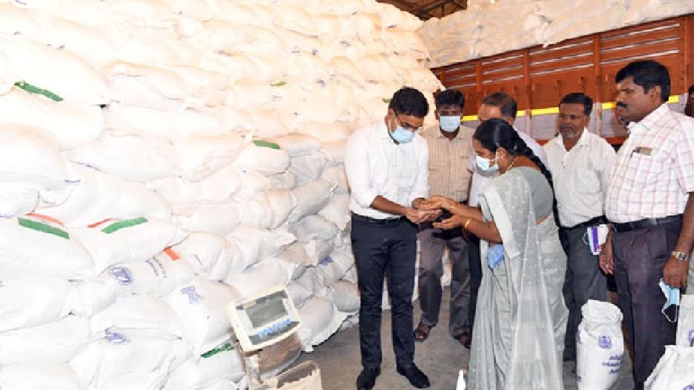 Thoothukudi Collector inspects packaging of relief materials to SL