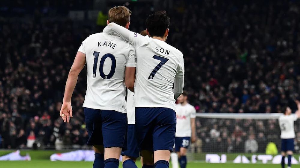 Tottenham thrashes Arsenal to keep its top-4 hopes alive