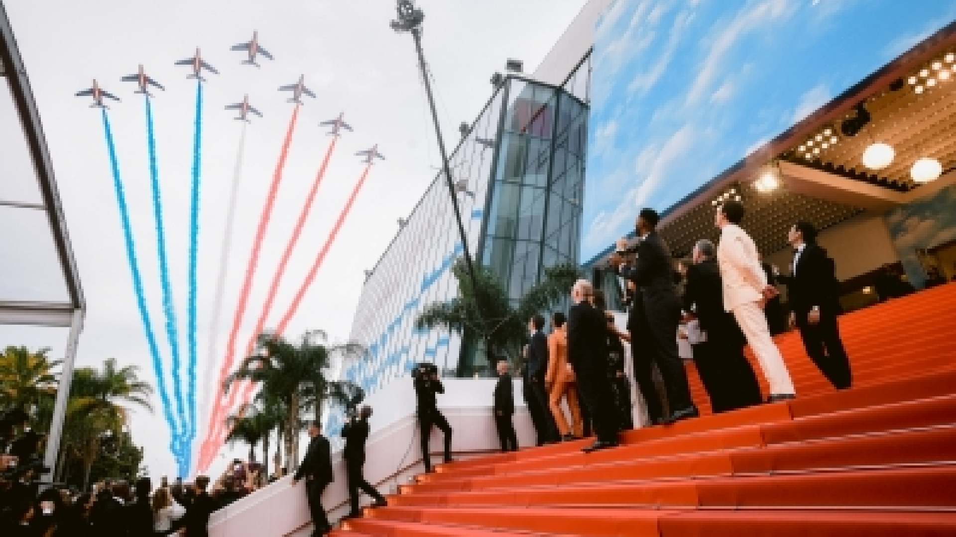 Aerial show by fighter jets unfolds Top Gun: Maverick premiere Aerial show by fighter jets unfolds Top Gun: Maverick premiere