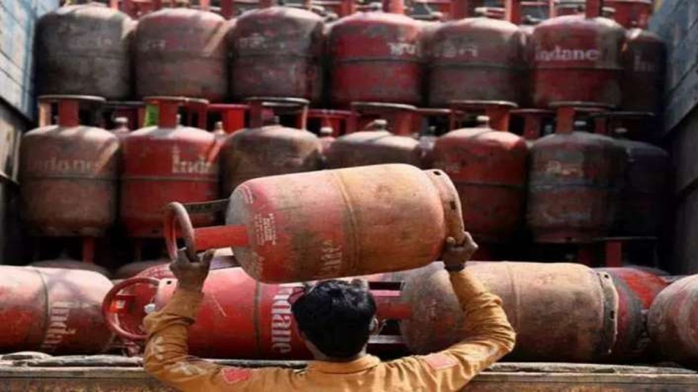 LPG price hiked again, cylinder rates cross Rs 1,000 LPG price hiked again, cylinder rates cross Rs 1,000