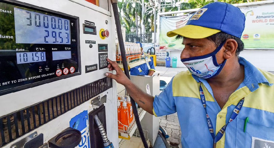 Maharashtra govt slashes VAT on petrol by Rs 2.08, diesel by Rs 1.44 Maharashtra govt slashes VAT on petrol by Rs 2.08, diesel by Rs 1.44