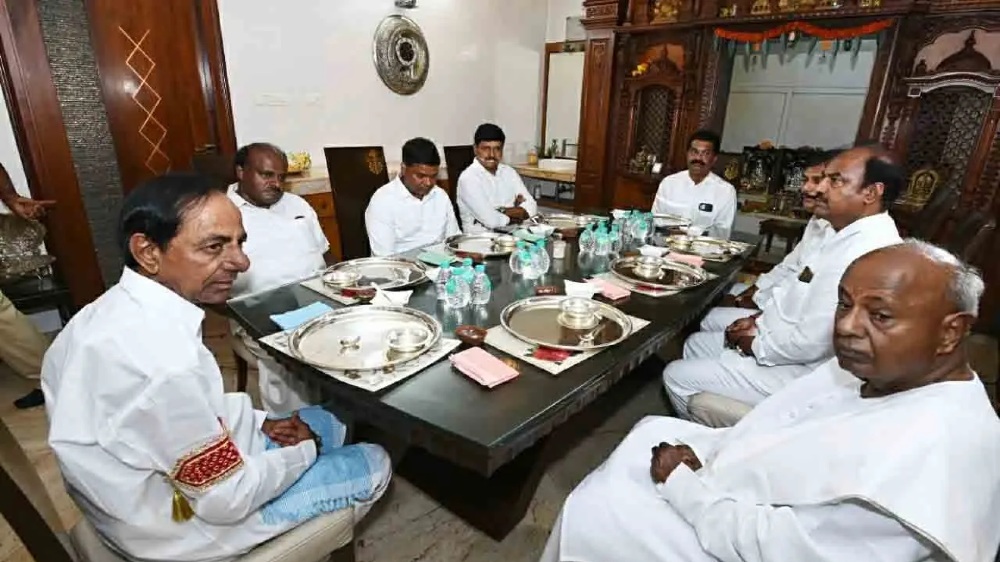 KCR, Deve Gowda discuss ‘topics of national importance’