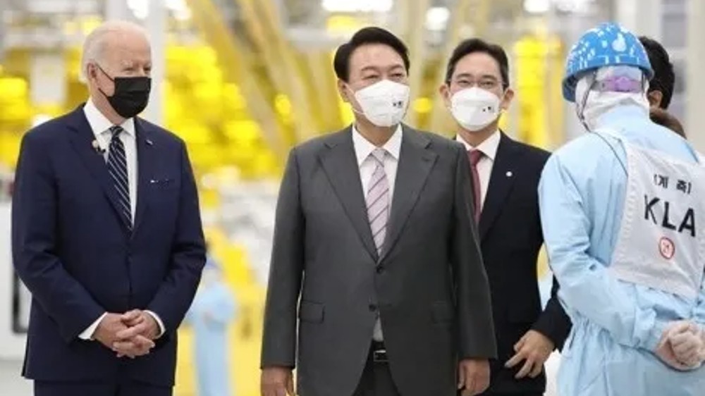 Yoon, Biden tour Samsung chip plant ahead of summit