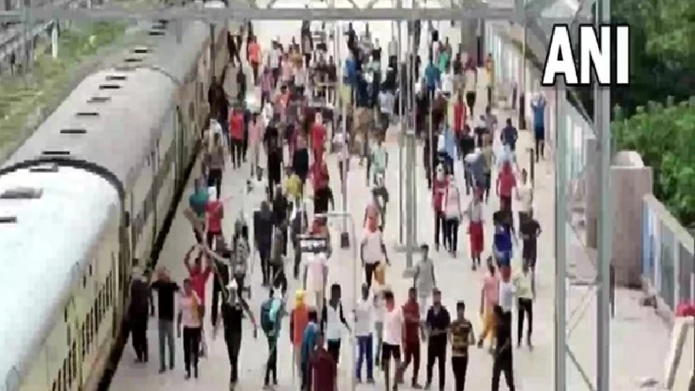 Agnipath protests: 260 people held, 6 FIRs registered in UP