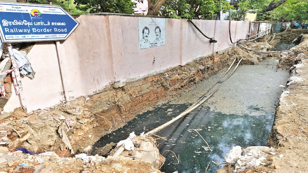 Corporation workers damage sewage pipe in Kodambakkam